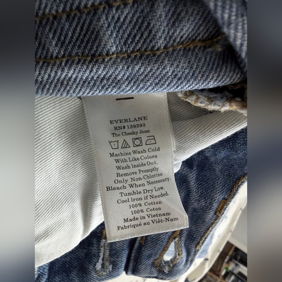 Like new Everlane women's The Cheeky Jeans, light wash blue, button fly, 25 crop - Picture 5 of 8